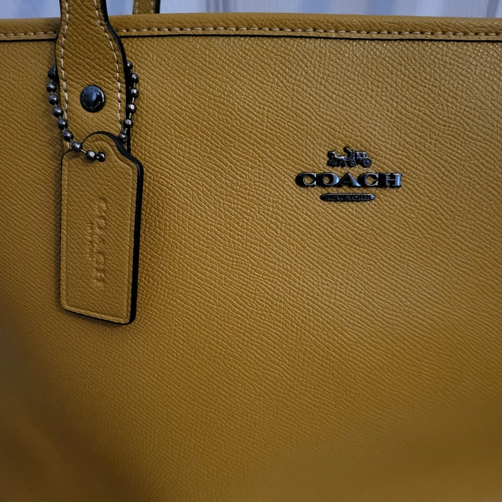 COACH BAG (MUSTARD COLOR) LIKE NEW, EXTREMELY CLEAN!!